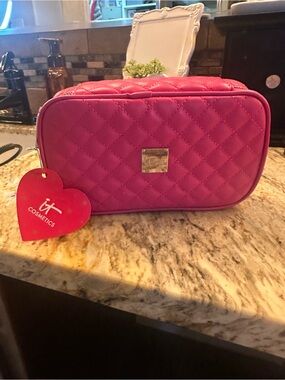 it cosmetics Quilted Bright Pink Makeup Pouch with make up brushes